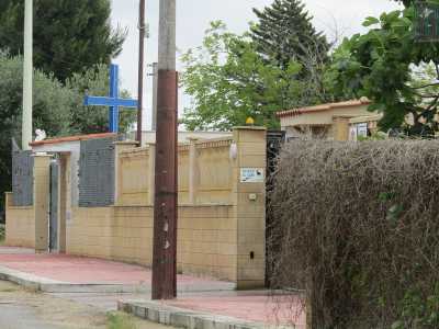 Una croce blu che sbuca oltre un muretto di cinta ci dice che siamo arrivati. Diverse telecamere di sicurezza hanno spiato i nostri passi che si fermano davanti all��attenti al cane� su un grande cancello chiuso
